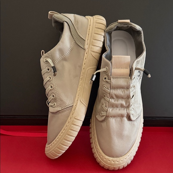 NWOB Stylish Light Olive Green Sneakers - Picture 4 of 5